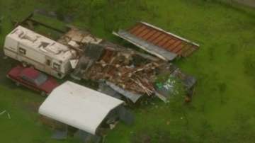 Торнадо в САЩ качи каравана върху електропровод