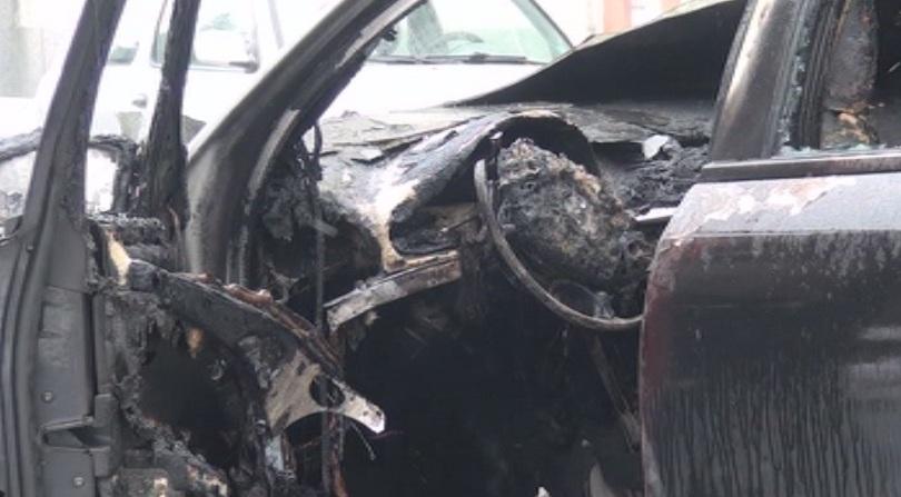 Кола изгоря в опит да изкачи заледена улица