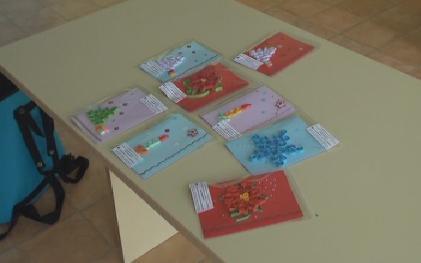 Коледни картички в помощ на деца