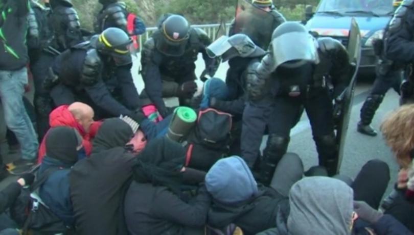 Френската полиция избута каталунските протестиращи от една от основните магистрали