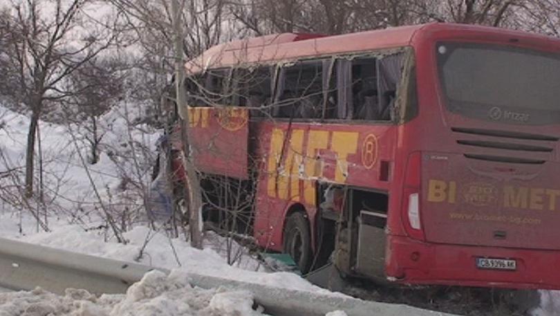 Десет души са ранени при катастрофа между два автобуса и микробус