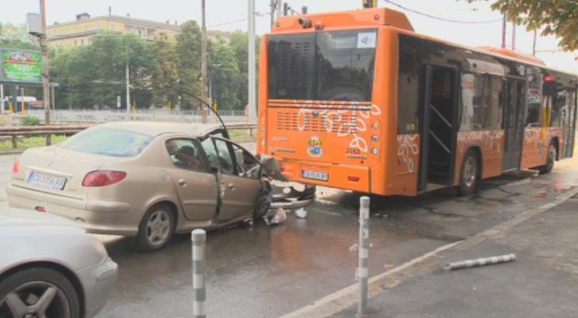 Автобус и кола се блъснаха в София