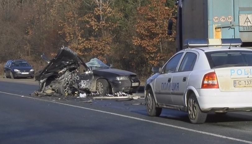 Мъж загина на място при тежка катастрофа на Е-79