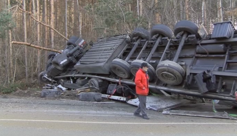 ТИР се преобърна на главния път между Ботевград и Мездра