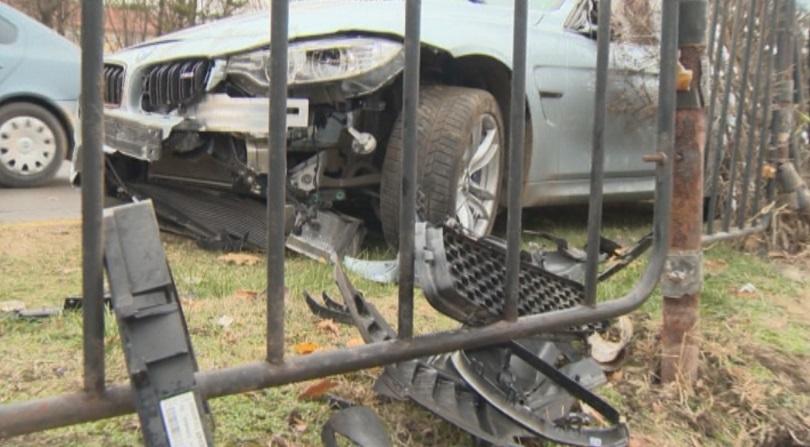 Кола катастрофира на трамвайна линия и спря движението в столицата