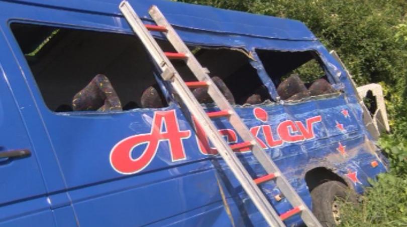 Жена загина, след като камион спука гума и връхлетя върху пътнически микробус