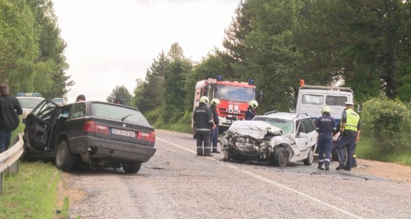 Трима души загинаха при тежка катастрофа в Ловешко (обзор)