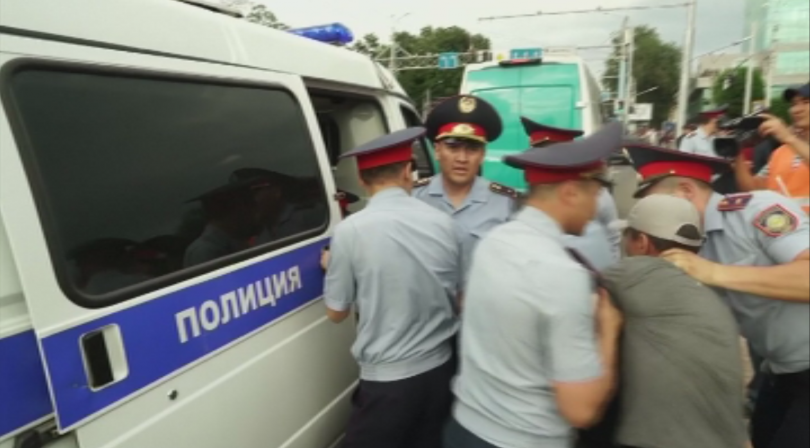 Най малко сто души бяха задържани по време на демонстрации срещу