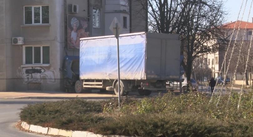 ​Камион се вряза в табло за газ на жилищен блок в Казанлък