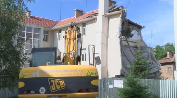 Комисия заседава за падналата училищна стена в Казанлък