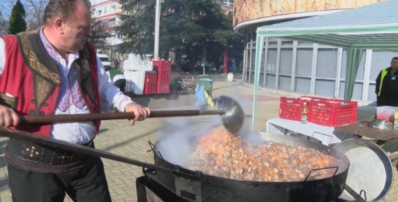 Юнашки кебап раздадоха за Коледа в Димитровград