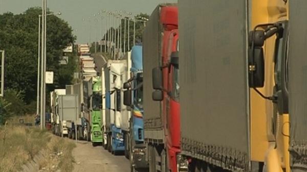 Километрични опашки от двете страни на Дунав мост