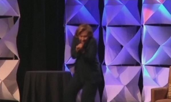 Жена замери Хилари Клинтън с обувка