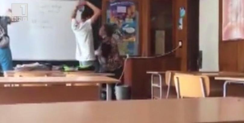 Наказаха учениците, гаврили се с учителка