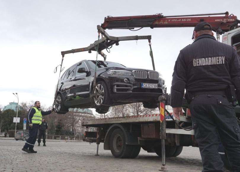 Полиция и жандармерия транспортират автомобили от гаражите на Нове Холдинг