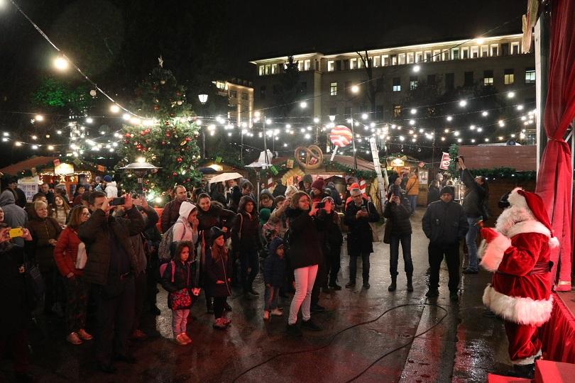 Коледното настроение започна да се усеща в София