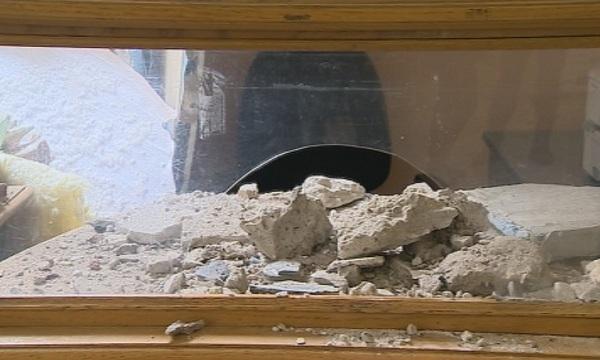 Бетонна колона се срути върху каса на зала България