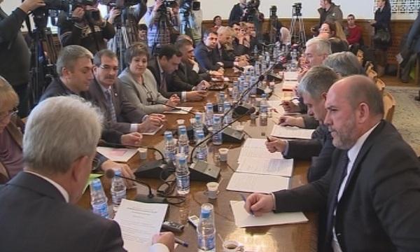 Депутати от комисията по енергетика с опит да посредничат в решаването на спора между ЕРП-тата и държавата (ОБЗОР)