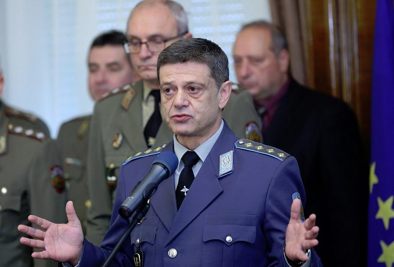 Началникът на отбраната ген. Константин Попов подаде рапорт за освобождаване