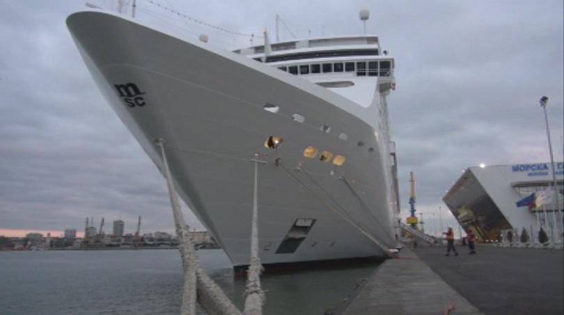 Круизен кораб с 2500 души на борда акостира в Бургас