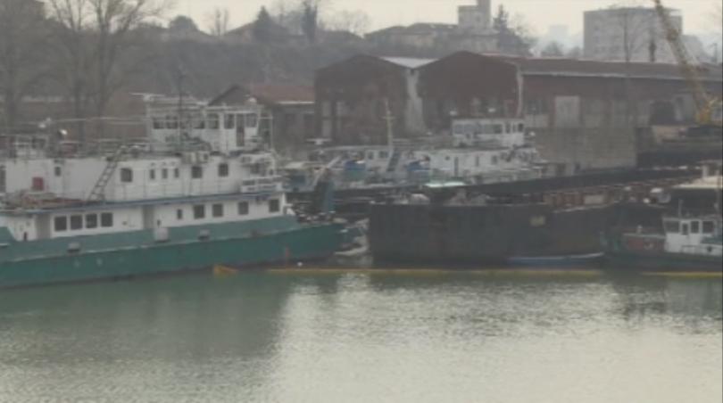 Няма опасност от разлив на гориво в Дунав заради заседналия кораб