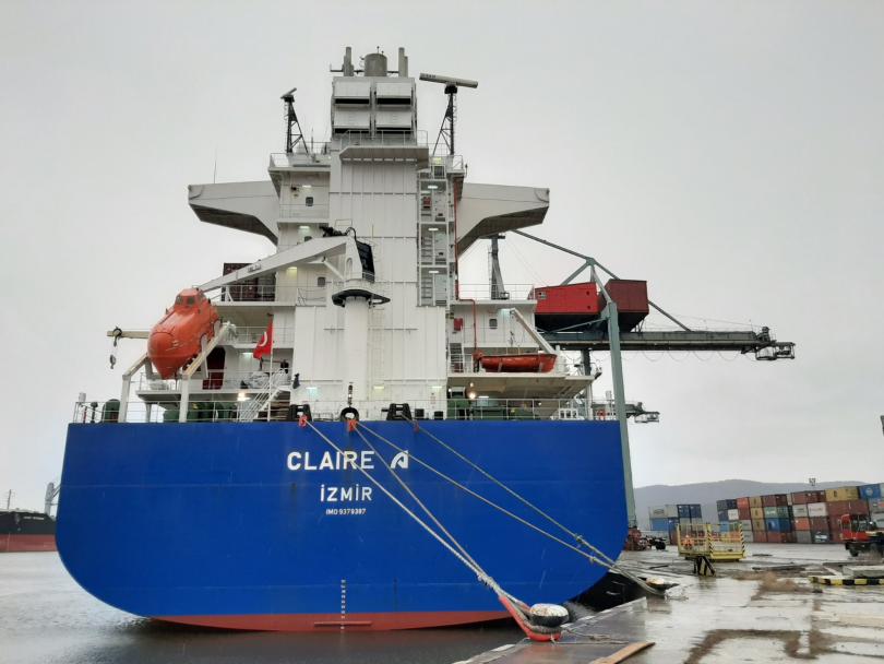 Пристигна корабът, на който ще бъдат натоварени контейнерите с италиански боклук