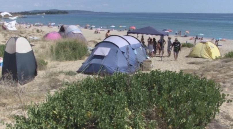Незаконни каравани, палатки и шатри на екоплажа Корал