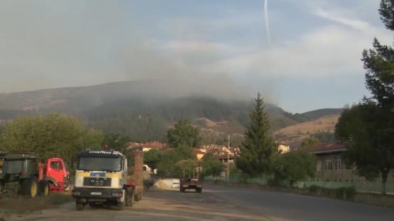 Продължава гасенето на пожара край Котел който избухна вчера по