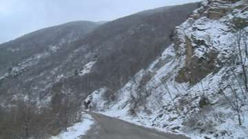 Взривяват опасните скали над пътя Кричим - Девин