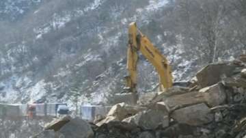 Пътят Кричим - Девин остава блокиран заради свлачище