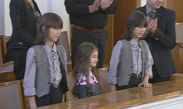 Парламентът на крака пред Крисия, Хасан и Ибрахим