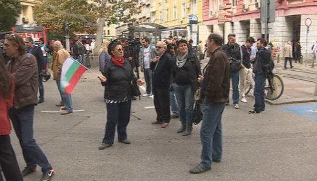 Вложителите нахлуха в КТБ с искане да получат парите си