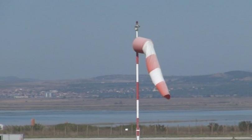 Летището в Бургас все още е затворено заради авариралия самолет