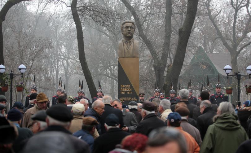 Откриха нов паметник на Васил Левски в парка на Военната академия