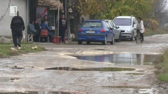 Линейки не могат да стигнат до село заради кални улици