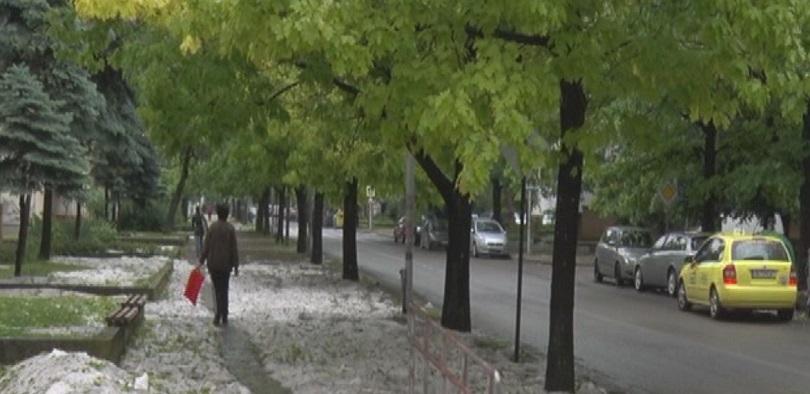 Обстановката в Ловеч се нормализира след вчерашната градушка