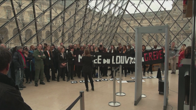 И парижкият Лувър беше въвлечен във вихъра на протестите срещу