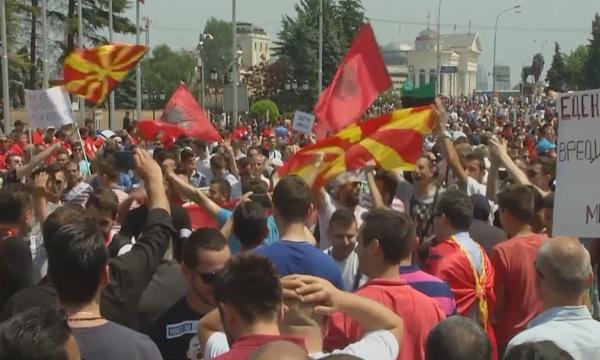 Десетки хиляди поискаха оставка на Никола Груевски