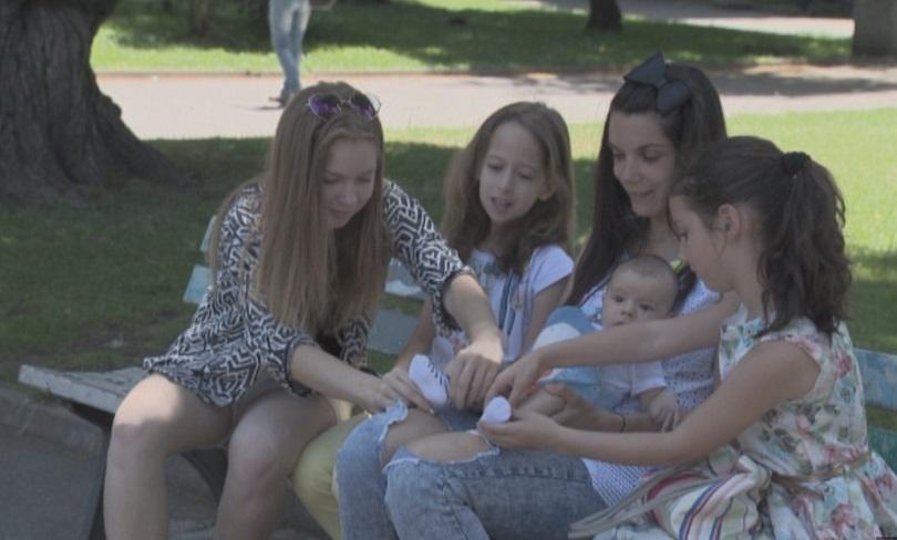 Малките репортери на БНТ разпитаха как се гледа бебе