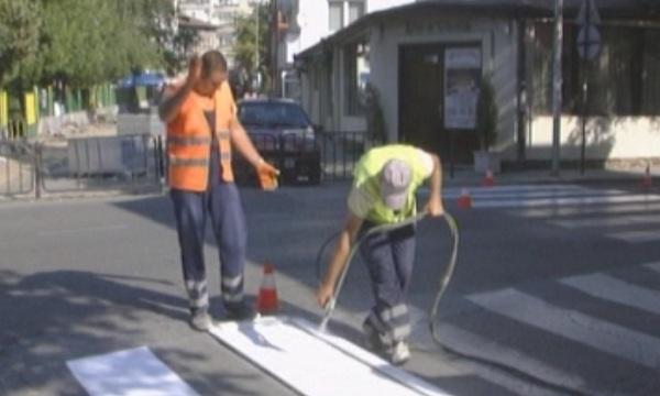 Трескаво освежават маркировки около училищата в Благоевград