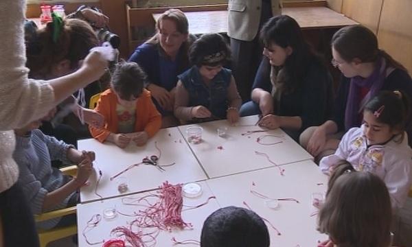 Бежанци правят мартеници