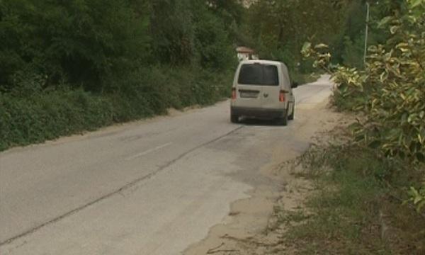 Опасен път води до курортния град Мелник