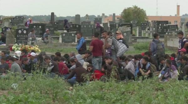 Мигранти са блокирани на християнско гробище между Белград и Загреб
