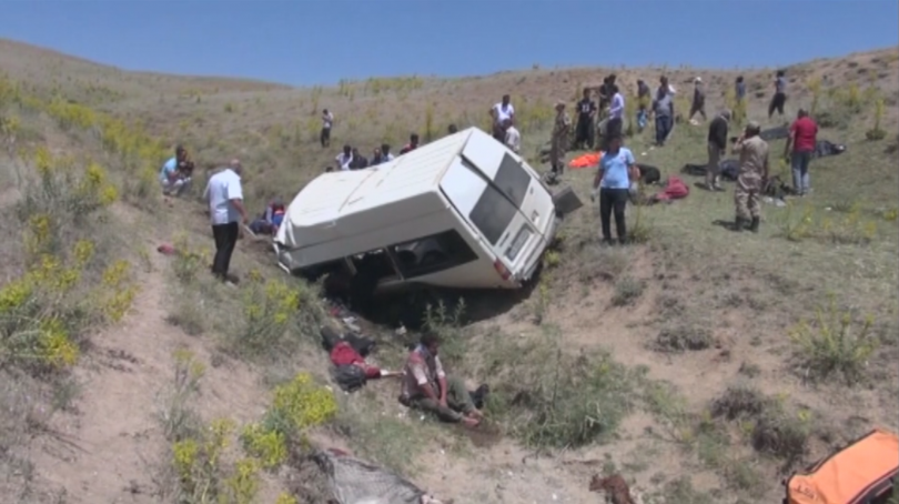 Десетки ранени и загинали след като микробус с мигранти се преобърна в Турция