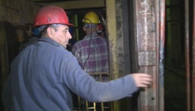 Миньорите прекратиха протеста след 13 часа под земята