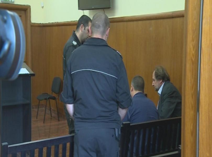 Заловеният с наркотици митничар остава в ареста