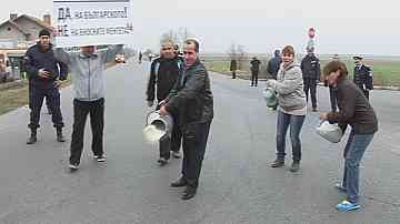 Млекопроизводители изляха продукция в знак на протест
