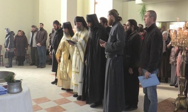 Монаси посрещнаха Коледа в село Копиловци