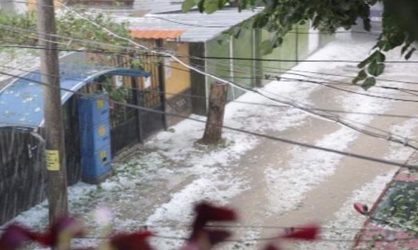 Разрушени покриви и счупени прозорци са пораженията в Монтана след бурята