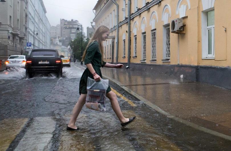 Двама души са загинали след порой в Москва